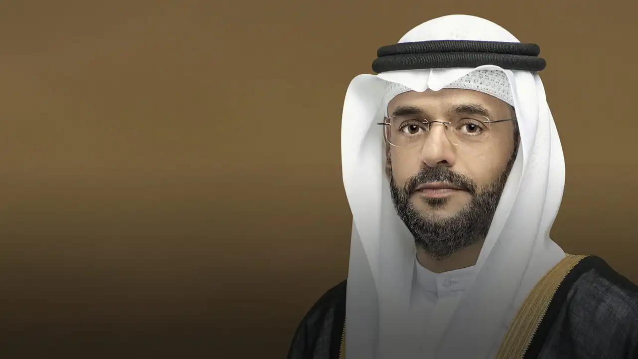 ولي عهد الشارقة يؤكد على تسريع دمج الذكاء الاصطناعي في الحكومة